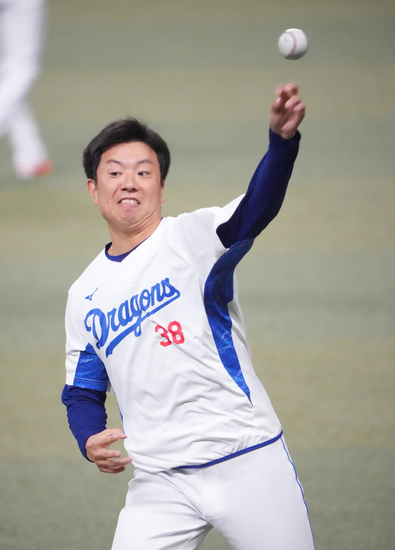 投球し左手の調子を確かめる松葉（撮影・森本幸一）