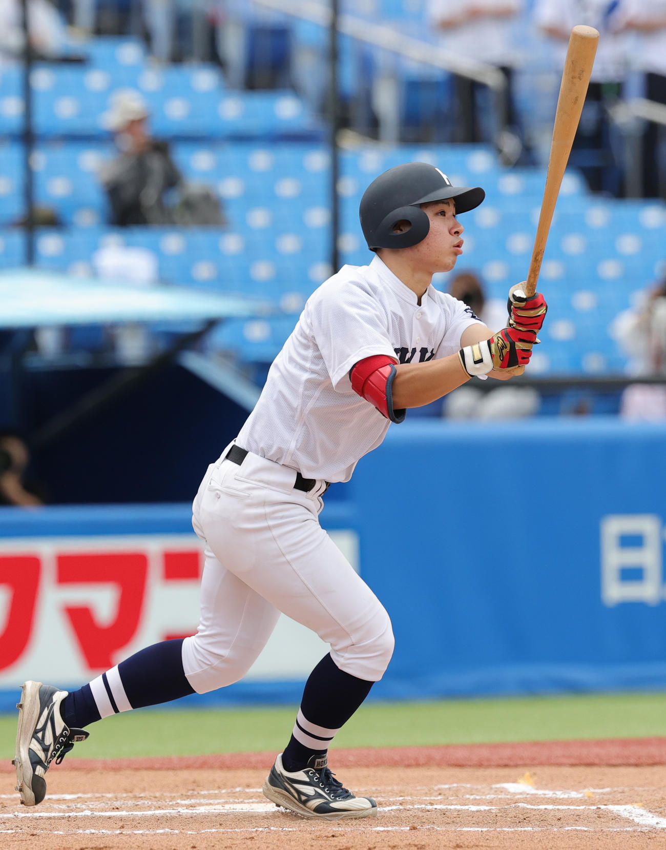 北海学園大対上武大　6回表北海学園大1死一塁、右越え2点本塁打を放つ柏原（撮影・野上伸悟）