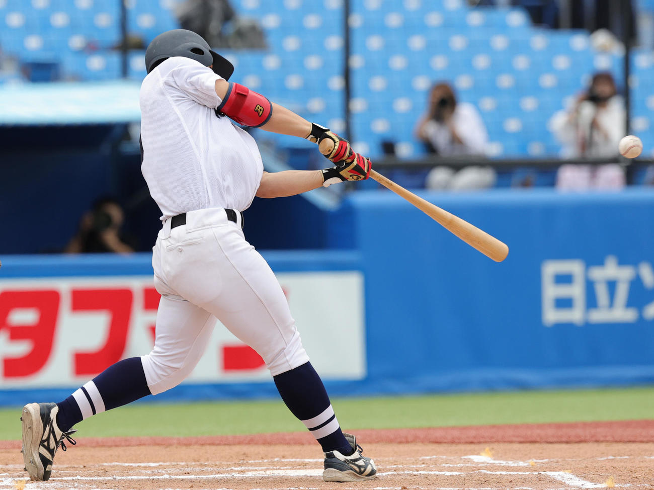 北海学園大対上武大　6回表北海学園大1死一塁、右越え2点本塁打を放つ柏原（撮影・野上伸悟）