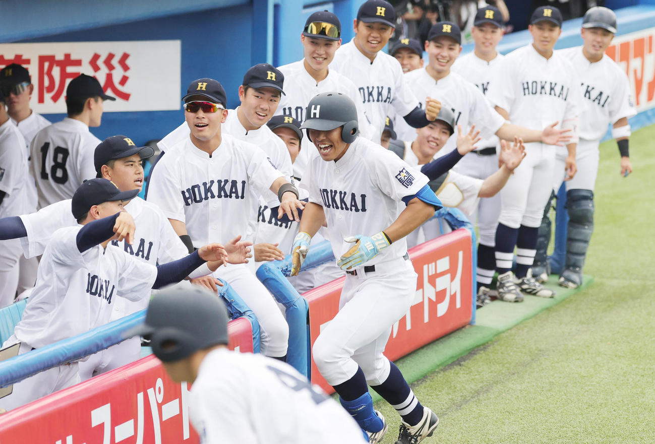 北海学園大対上武大　2回表北海学園大1死、左越え本塁打を放ち喜ぶ井樫（撮影・野上伸悟）