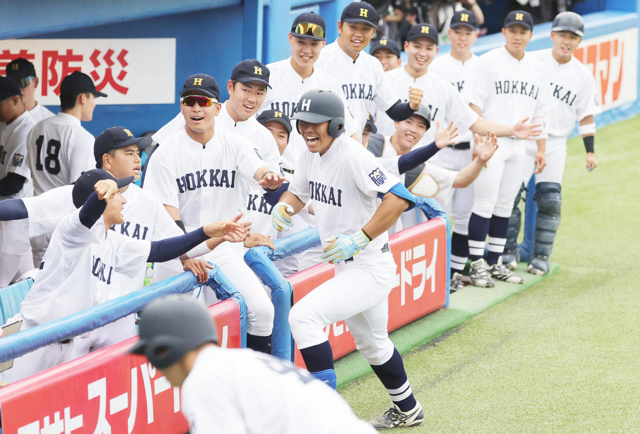 北海学園大対上武大　2回表北海学園大1死、左越え本塁打を放ち喜ぶ井樫（撮影・野上伸悟）
