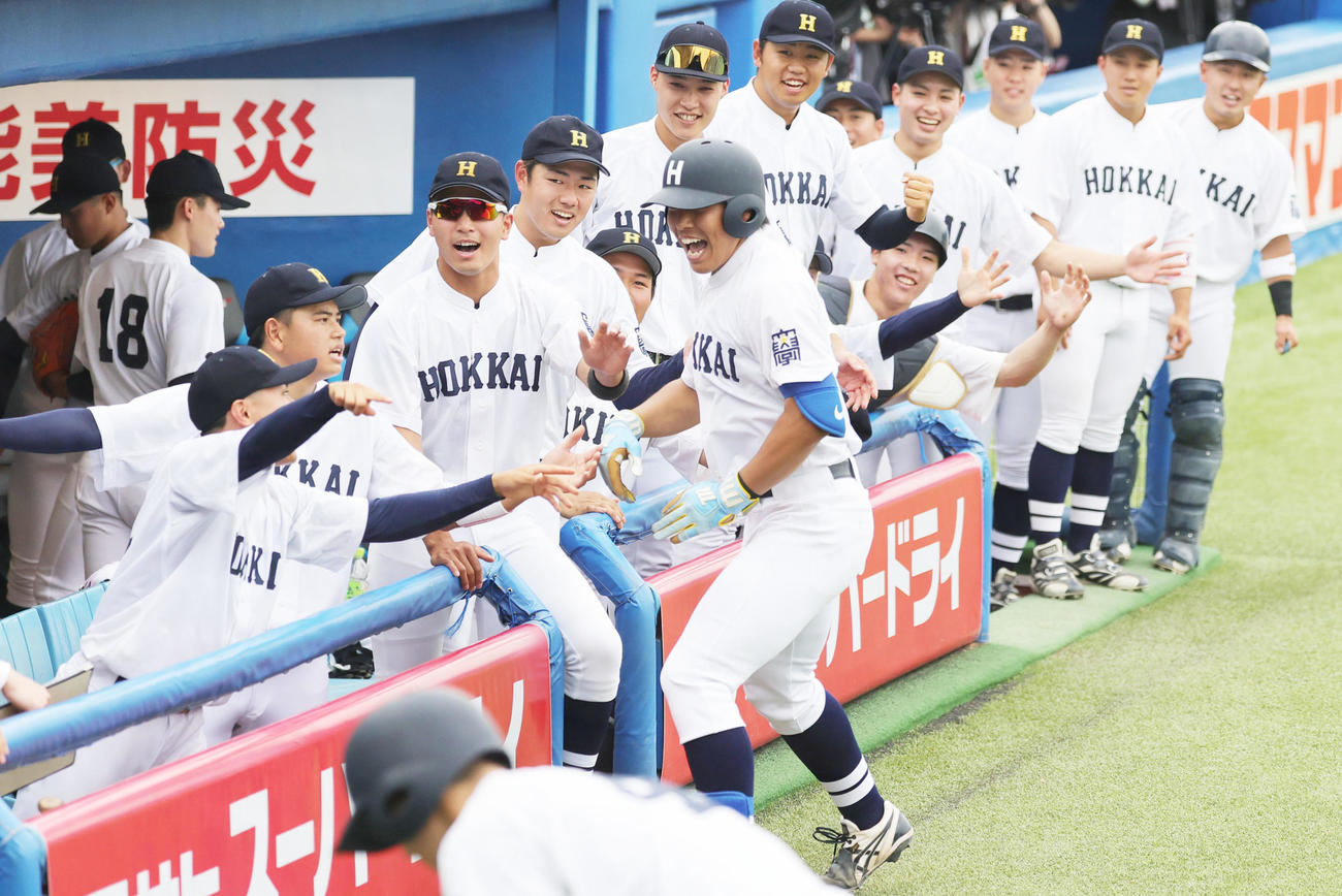 北海学園大対上武大　2回表北海学園大1死、左越え本塁打を放ち喜ぶ井樫（撮影・野上伸悟）