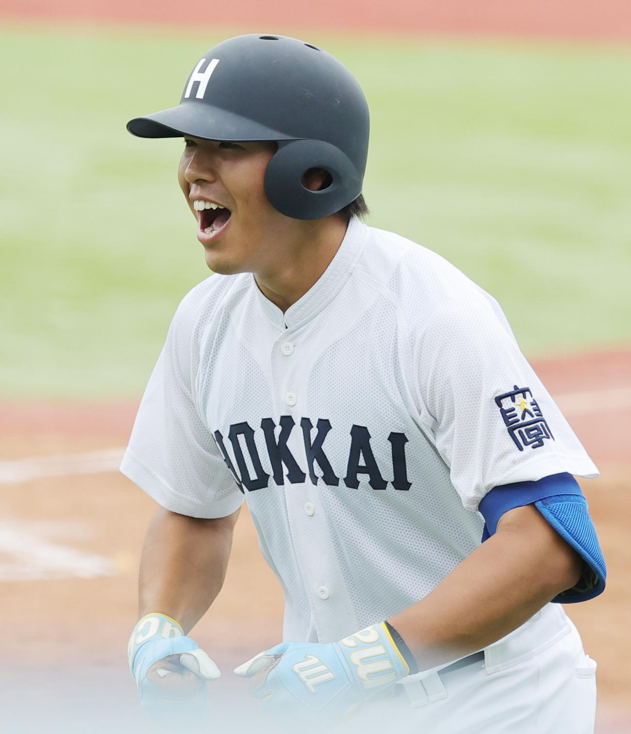 北海学園大対上武大　2回表北海学園大1死、左越え本塁打を放ち喜ぶ井樫（撮影・野上伸悟）