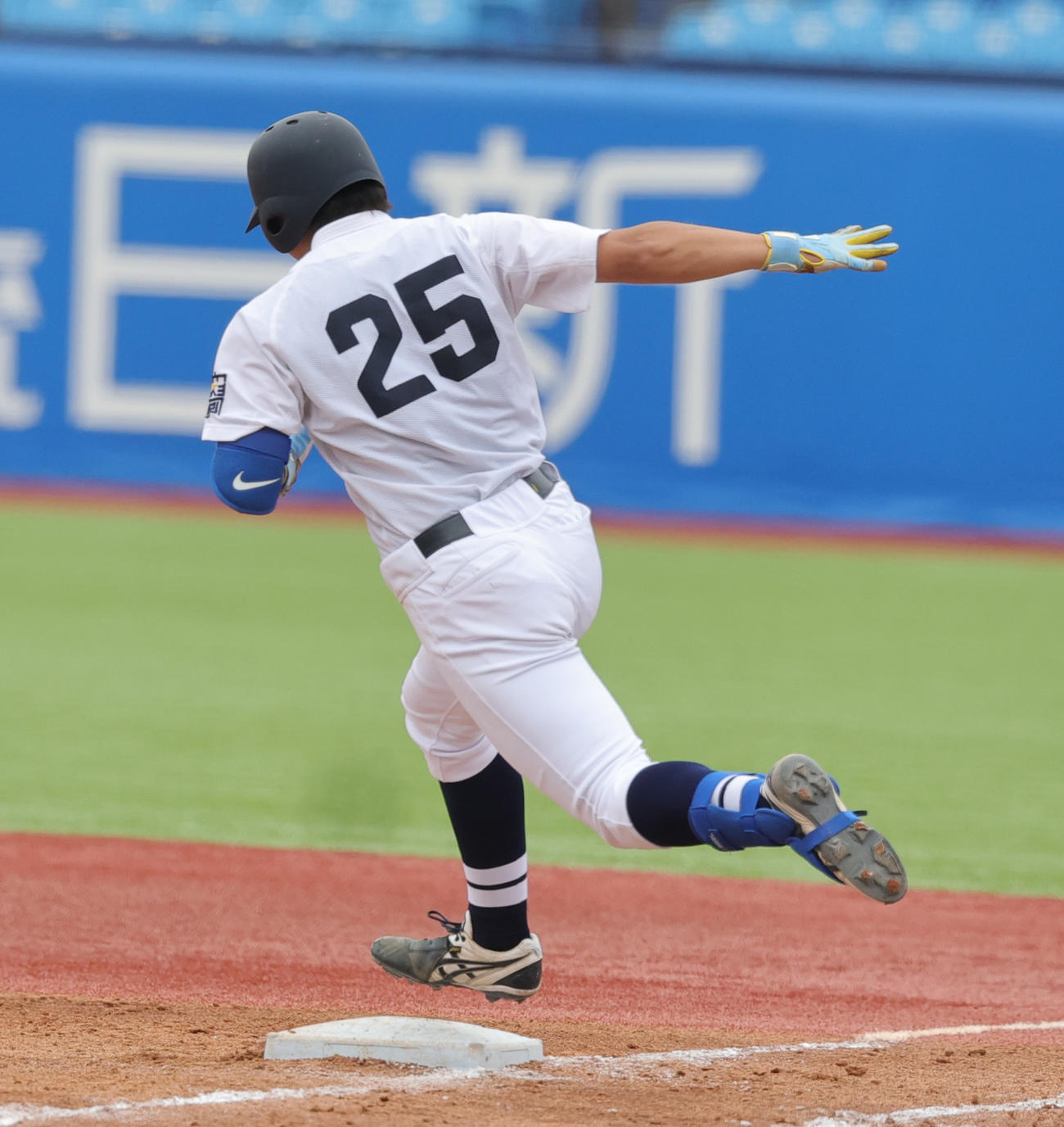 北海学園大対上武大　2回表北海学園大1死、左越え本塁打を放ち喜ぶ井樫（撮影・野上伸悟）