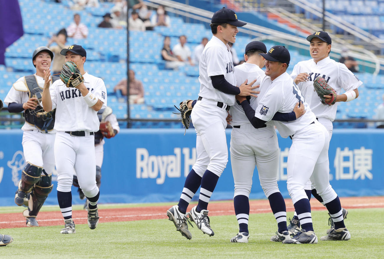 北海学園大対上武大　勝利を喜ぶ北海学園大の選手たち（撮影・野上伸悟）