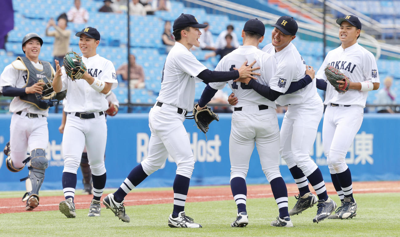 北海学園大対上武大　勝利を喜ぶ北海学園大の選手たち（撮影・野上伸悟）