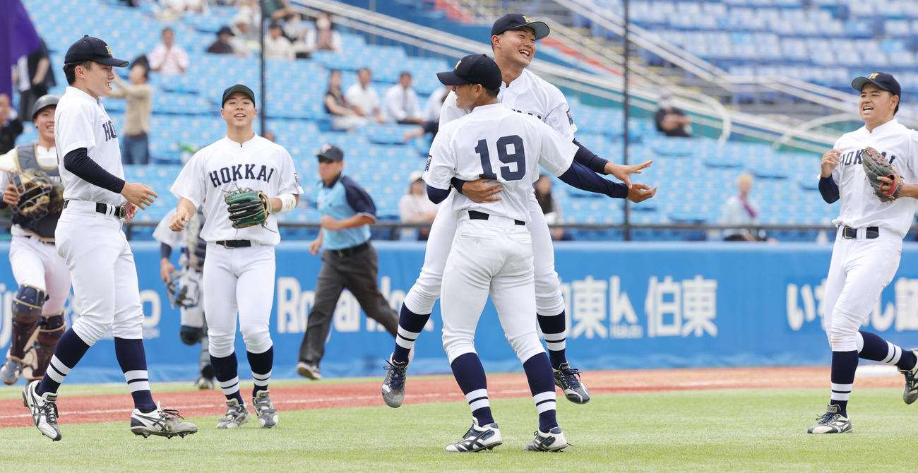 北海学園大対上武大　勝利を喜ぶ北海学園大の選手たち（撮影・野上伸悟）