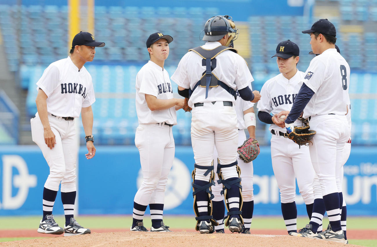 北海学園大対上武大　選手に声をかける北海学園大・島崎監督（左端）（撮影・野上伸悟）