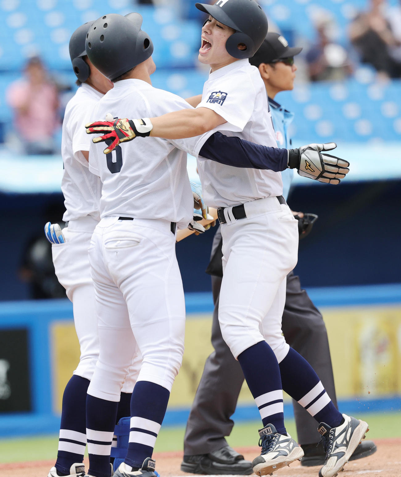 北海学園大対上武大　6回表北海学園大1死一塁、右越え2点本塁打を放ち喜ぶ柏原（撮影・野上伸悟）