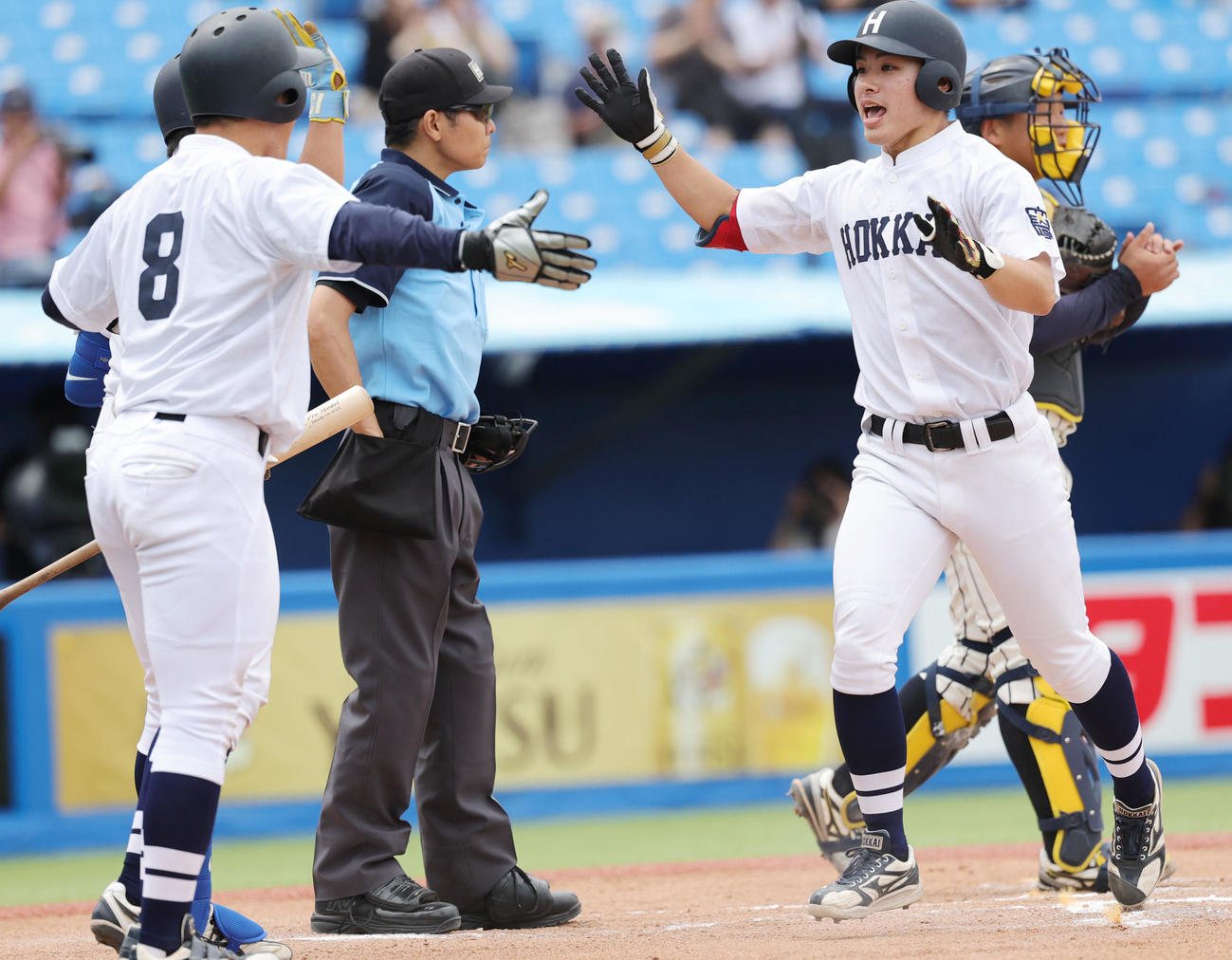 北海学園大対上武大　6回表北海学園大1死一塁、右越え2点本塁打を放ち喜ぶ柏原（撮影・野上伸悟）