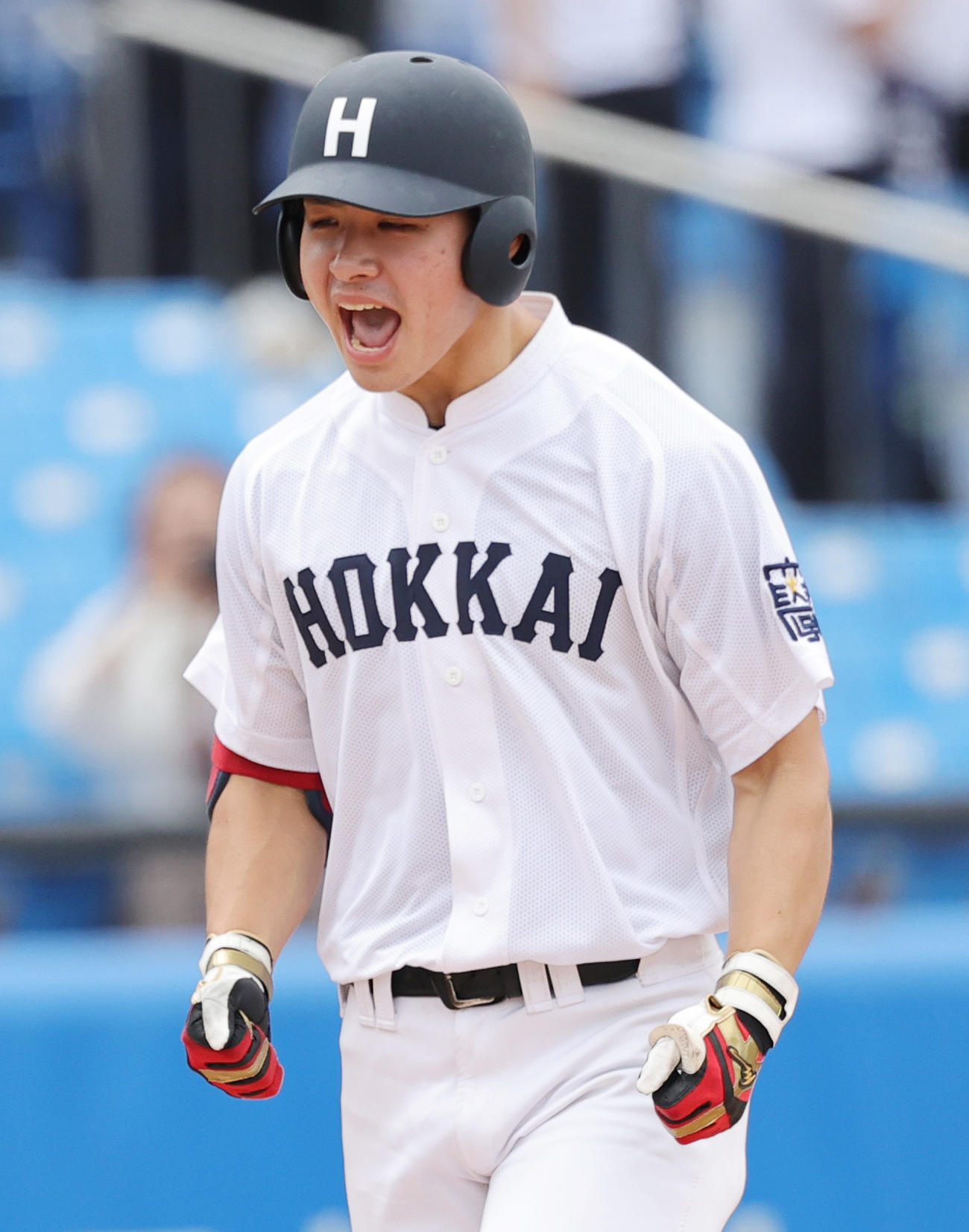北海学園大対上武大　6回表北海学園大1死一塁、右越え2点本塁打を放ち喜ぶ柏原（撮影・野上伸悟）