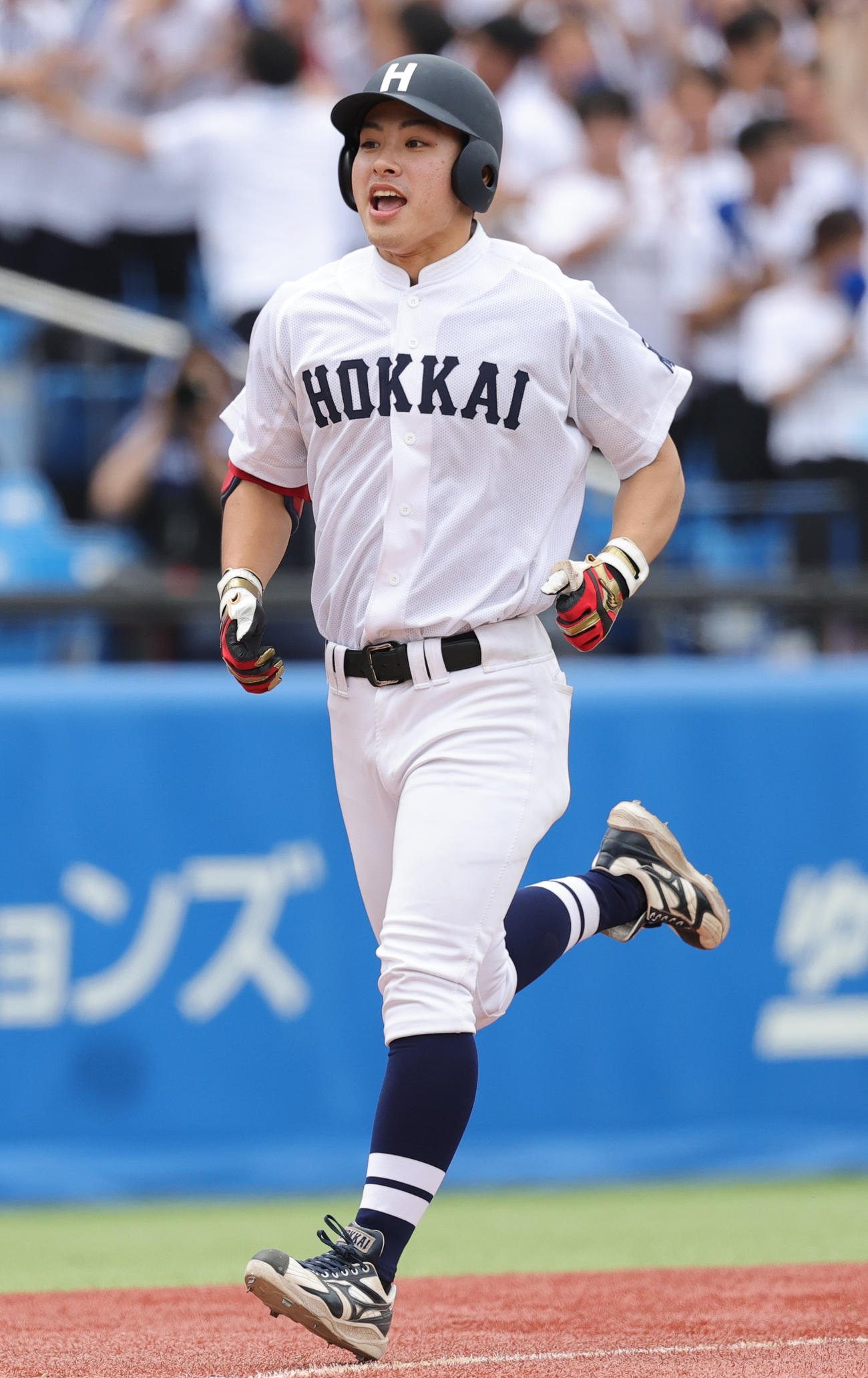 北海学園大対上武大　6回表北海学園大1死一塁、右越え2点本塁打を放ち喜ぶ柏原（撮影・野上伸悟）