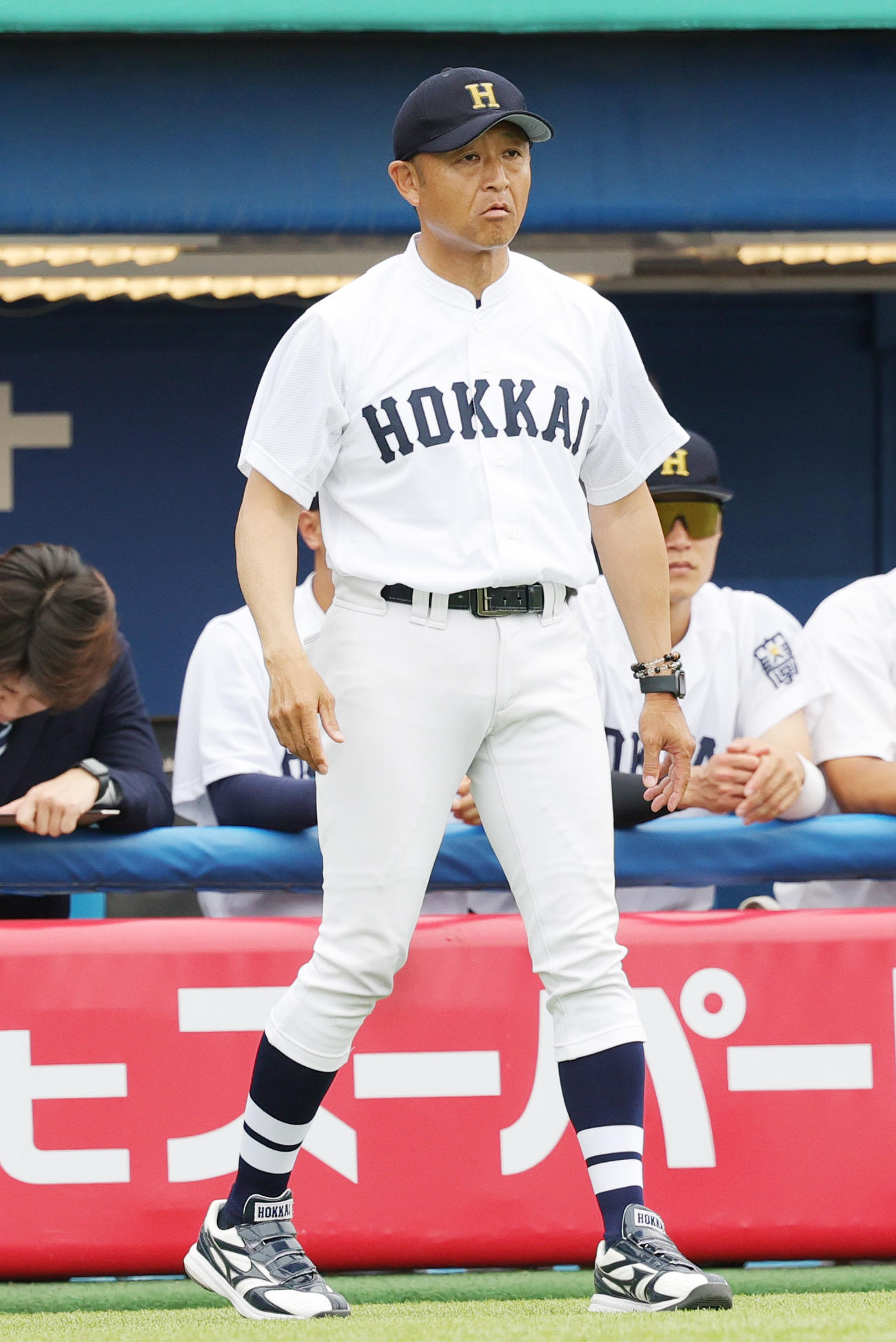 北海学園大対上武大　ベンチを出る北海学園大・島崎監督（撮影・野上伸悟）