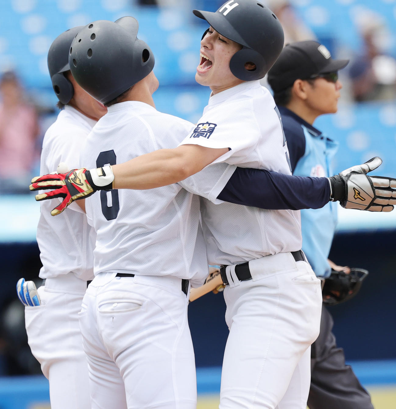 北海学園大対上武大　6回表北海学園大1死一塁、右越え2点本塁打を放ち喜ぶ柏原（撮影・野上伸悟）