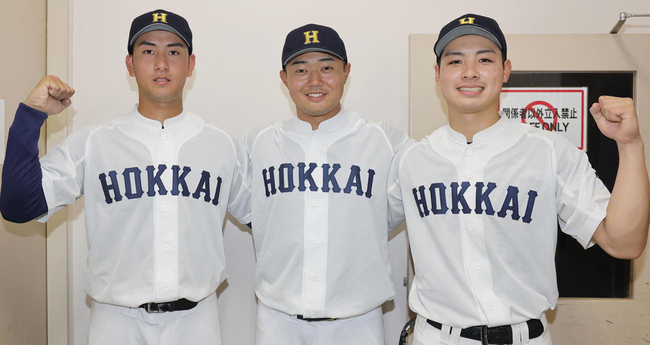 北海学園大対上武大　勝利を喜ぶ、左から北海学園大・高谷、工藤、柏原（撮影・野上伸悟）