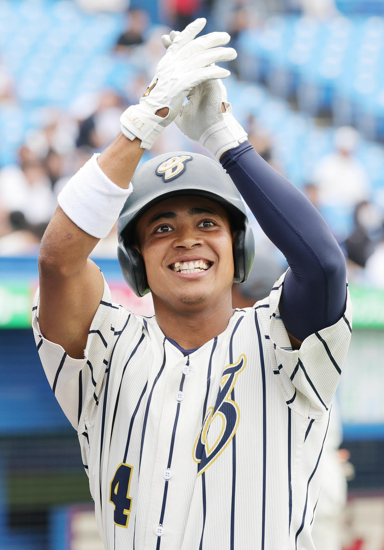 北海学園大対上武大　4回裏上武大無死、右越え本塁打を放ち喜ぶ岡村（撮影・野上伸悟）