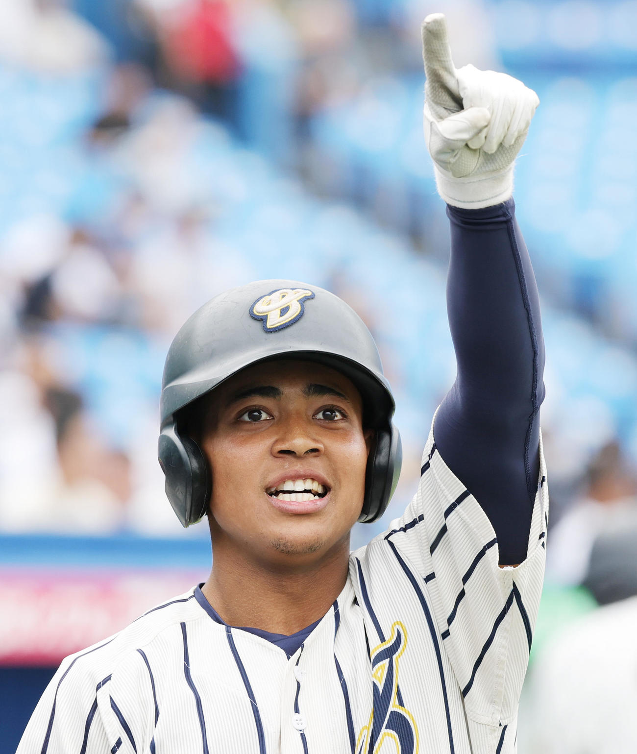 北海学園大対上武大　4回裏上武大無死、右越え本塁打を放ち喜ぶ岡村（撮影・野上伸悟）