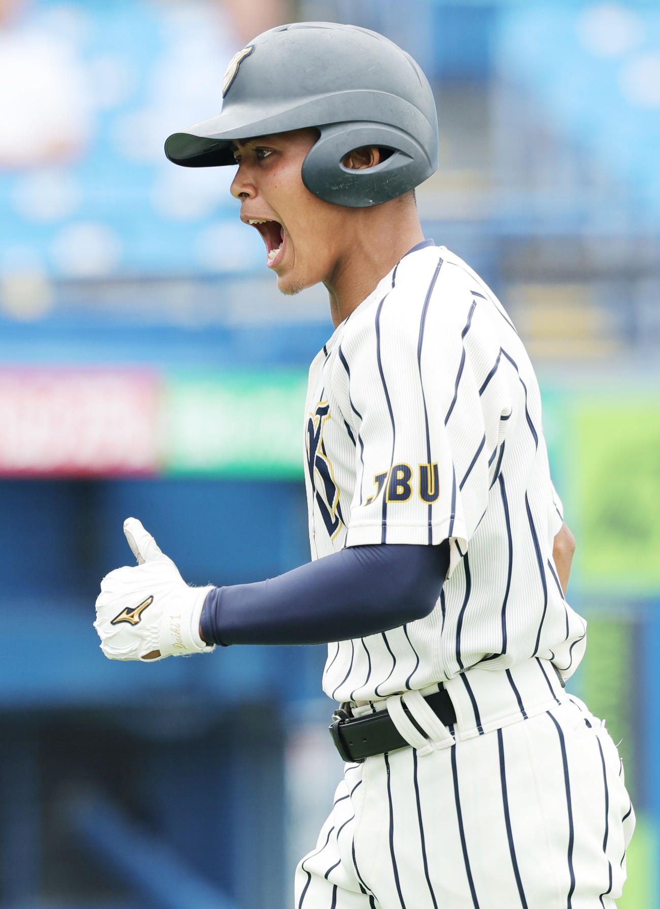 北海学園大対上武大　4回裏上武大無死、右越え本塁打を放ち喜ぶ岡村（撮影・野上伸悟）