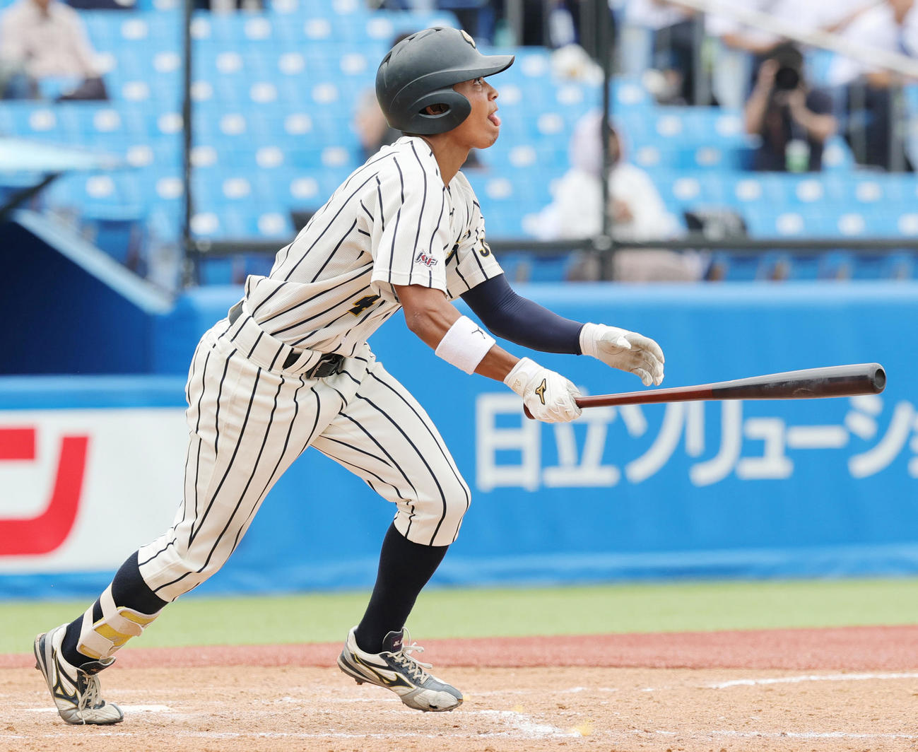 北海学園大対上武大　4回裏上武大無死、右越え本塁打を放つ岡村（撮影・野上伸悟）