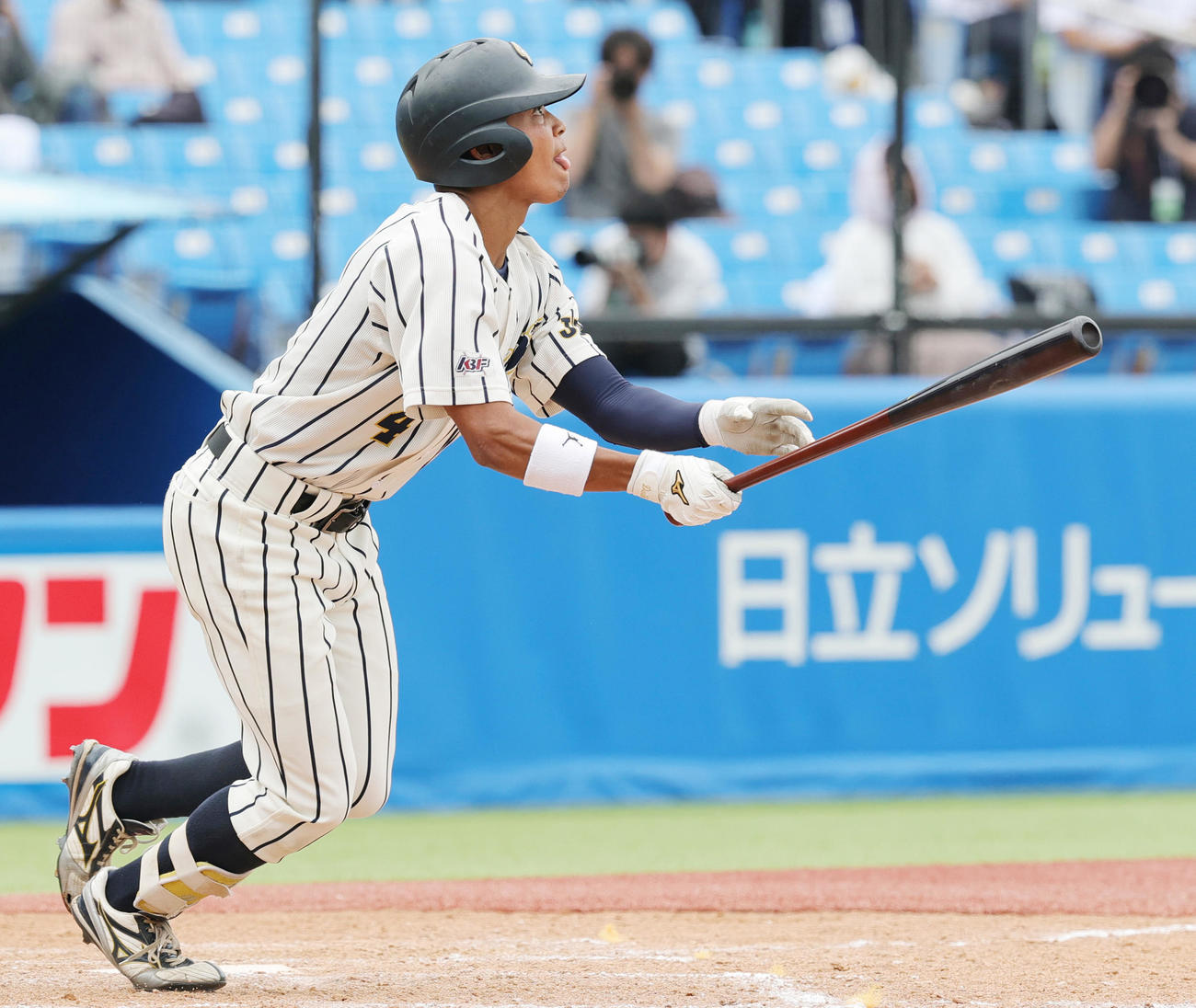 北海学園大対上武大　4回裏上武大無死、右越え本塁打を放つ岡村（撮影・野上伸悟）