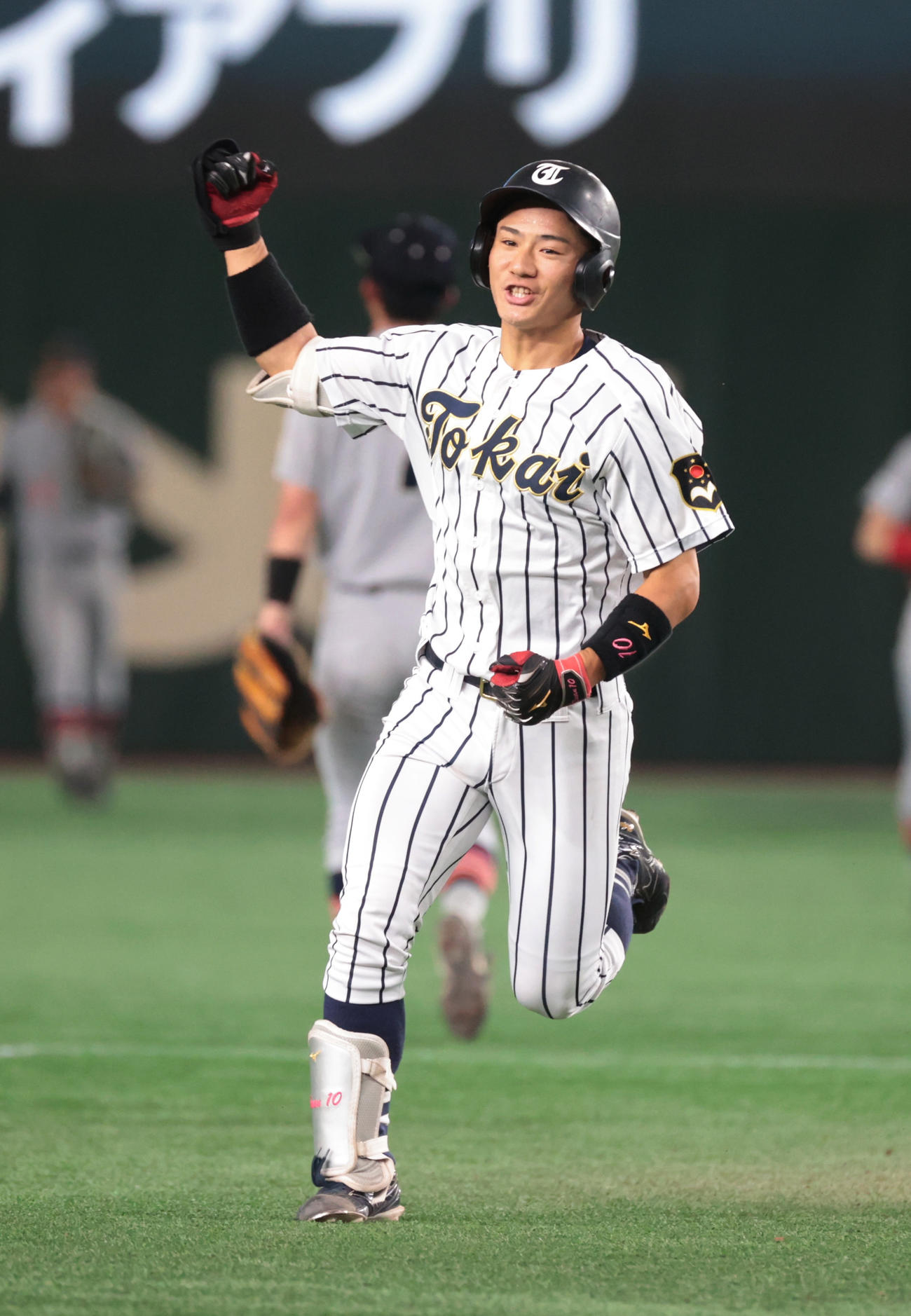 東海大対青森大　1回表東海大1死二塁、大塚は右越えに本塁打を放ちガッツポーズする（撮影・柴田隆二）