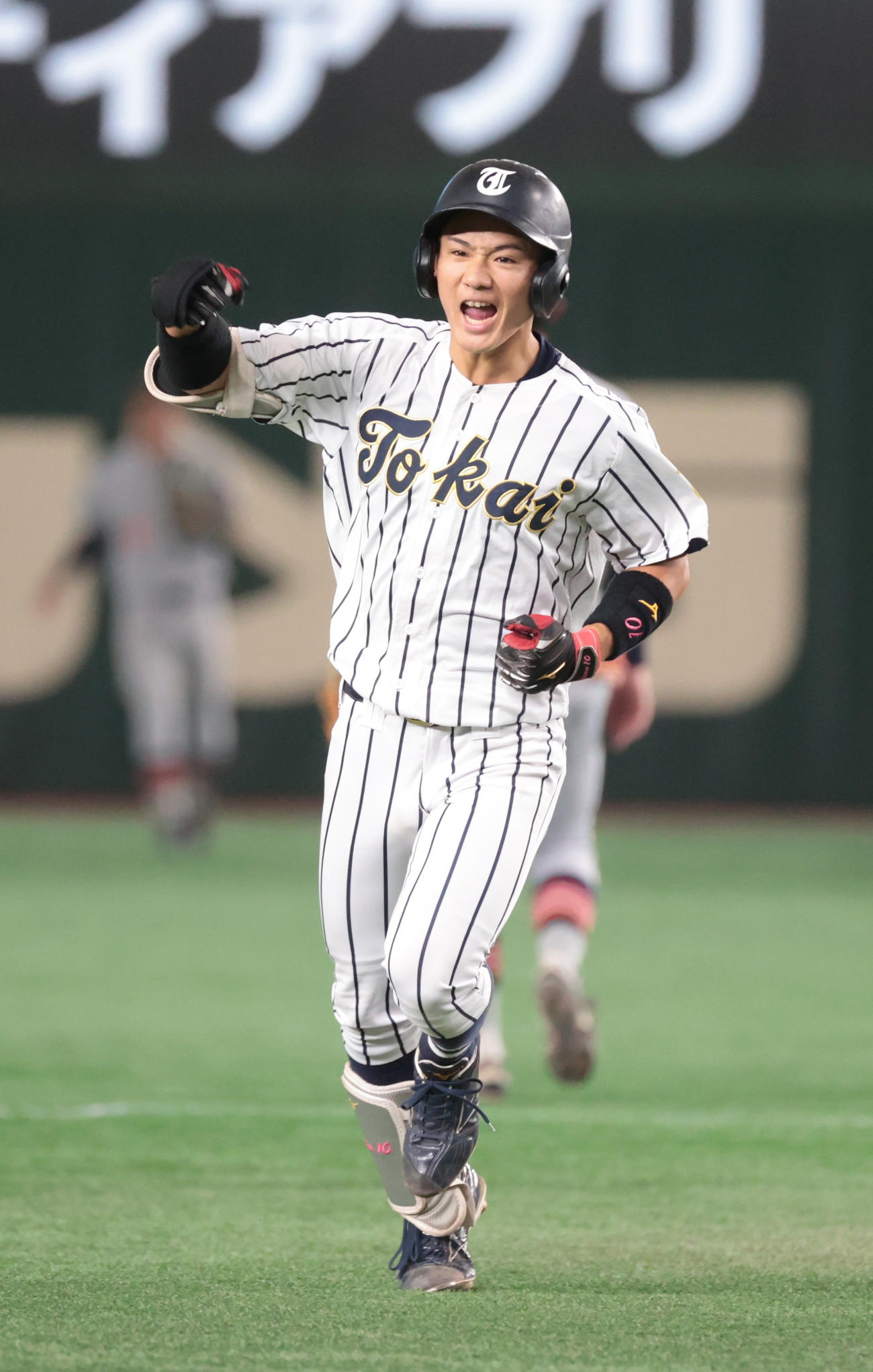 東海大対青森大　1回表東海大1死二塁、大塚は右越えに本塁打を放ちガッツポーズする（撮影・柴田隆二）