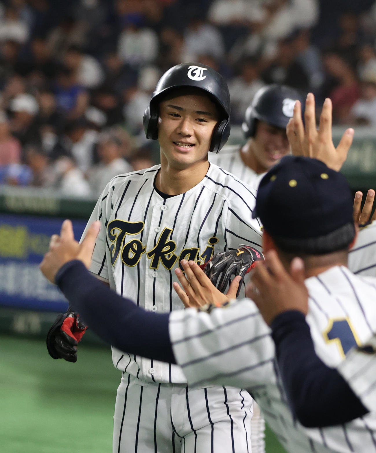 東海大対青森大　1回表東海大1死二塁、大塚は右越えに本塁打を放ちナインの出迎えを受ける（撮影・柴田隆二）