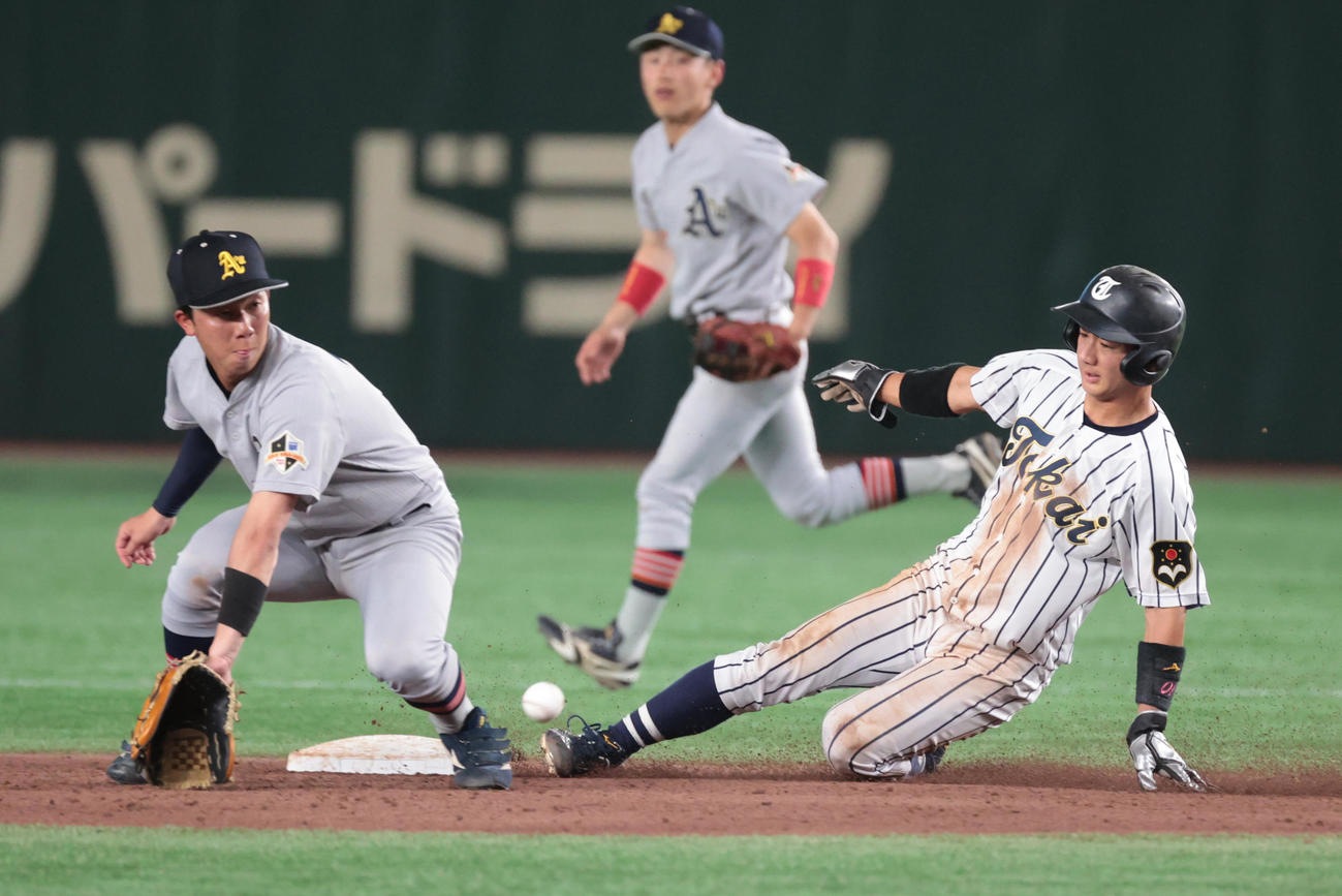 東海大対青森大　6回表東海大2死一塁、打者笹田の時、一塁走者大塚は盗塁を決める。左は青森大・久永遊撃手（撮影・柴田隆二）