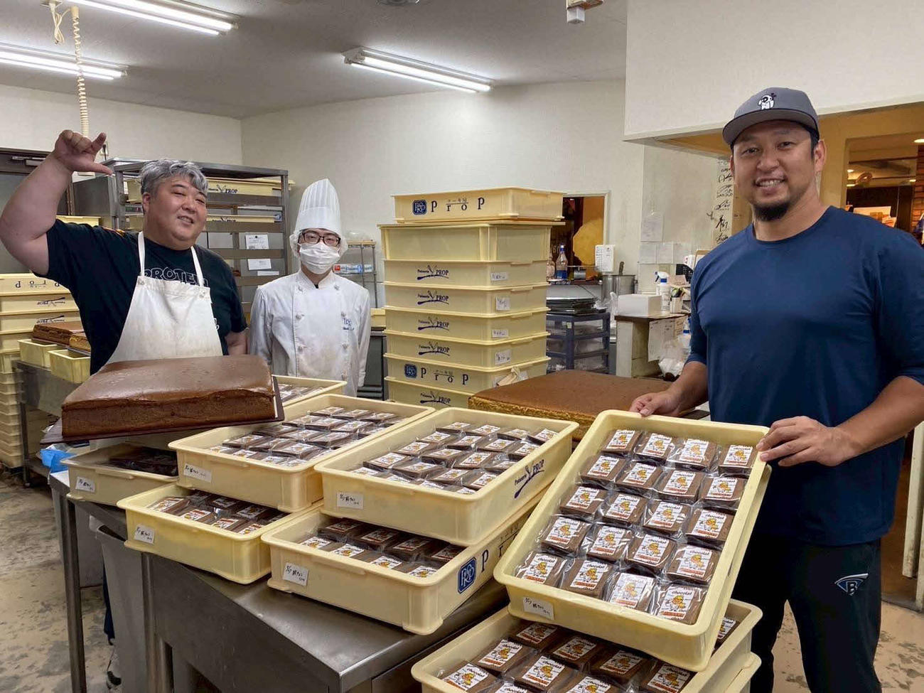 2000安打を放った楽天浅村を祝福し、2000個の筋肉カステラを贈った元西武中島氏（中島氏提供）