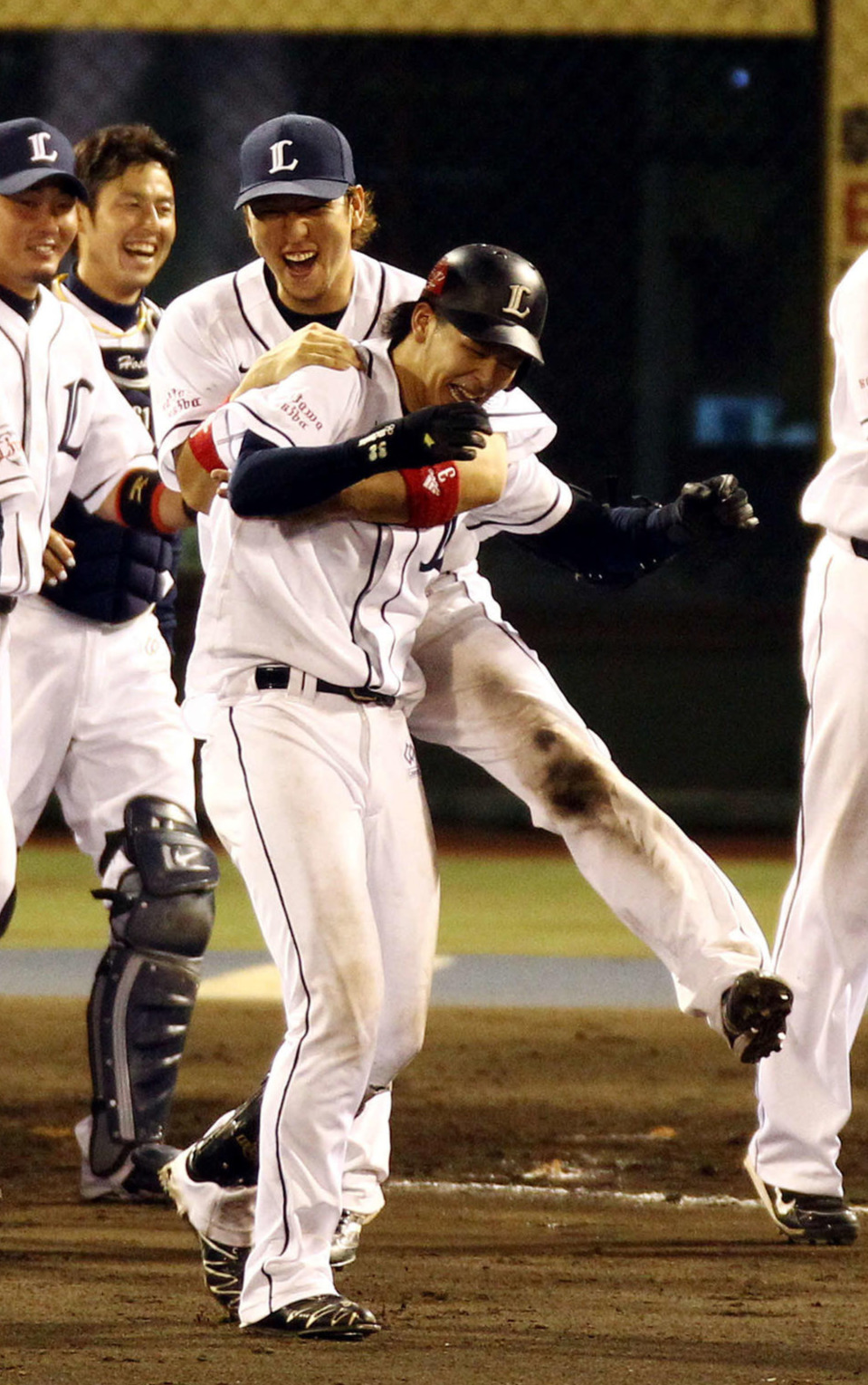 11年6月、楽天戦でサヨナラ本塁打を放った西武浅村（手前）は中島からふざけて蹴りを入れられる