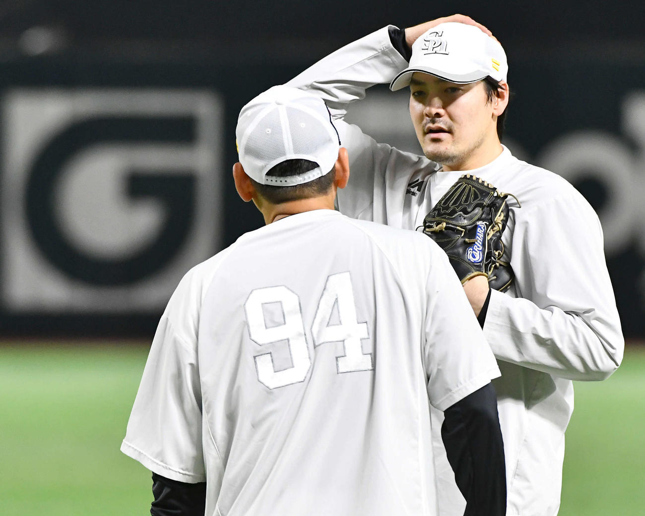 キャッチボールを終え、倉野コーチ（左）と話すソフトバンク有原（撮影・岩下翔太）