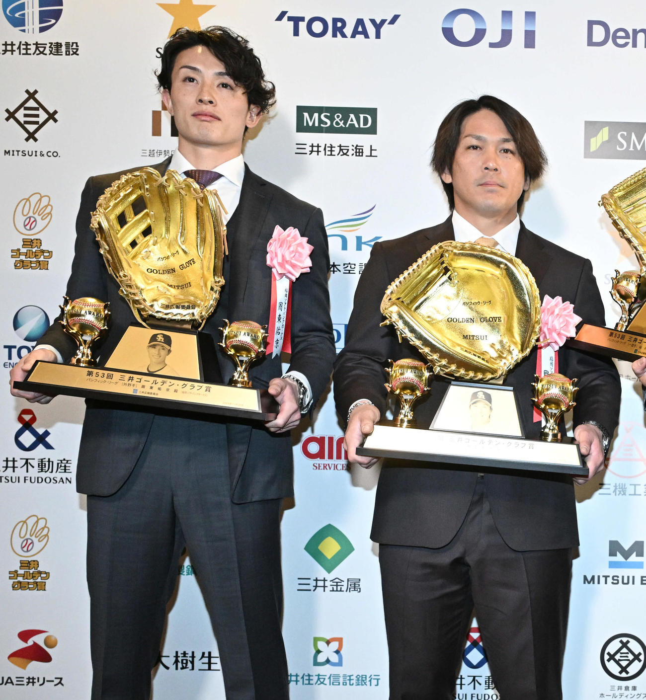 24年11月、三井ゴールデン・グラブ賞を受賞し、記念撮影をするソフトバンク周東（左）と甲斐