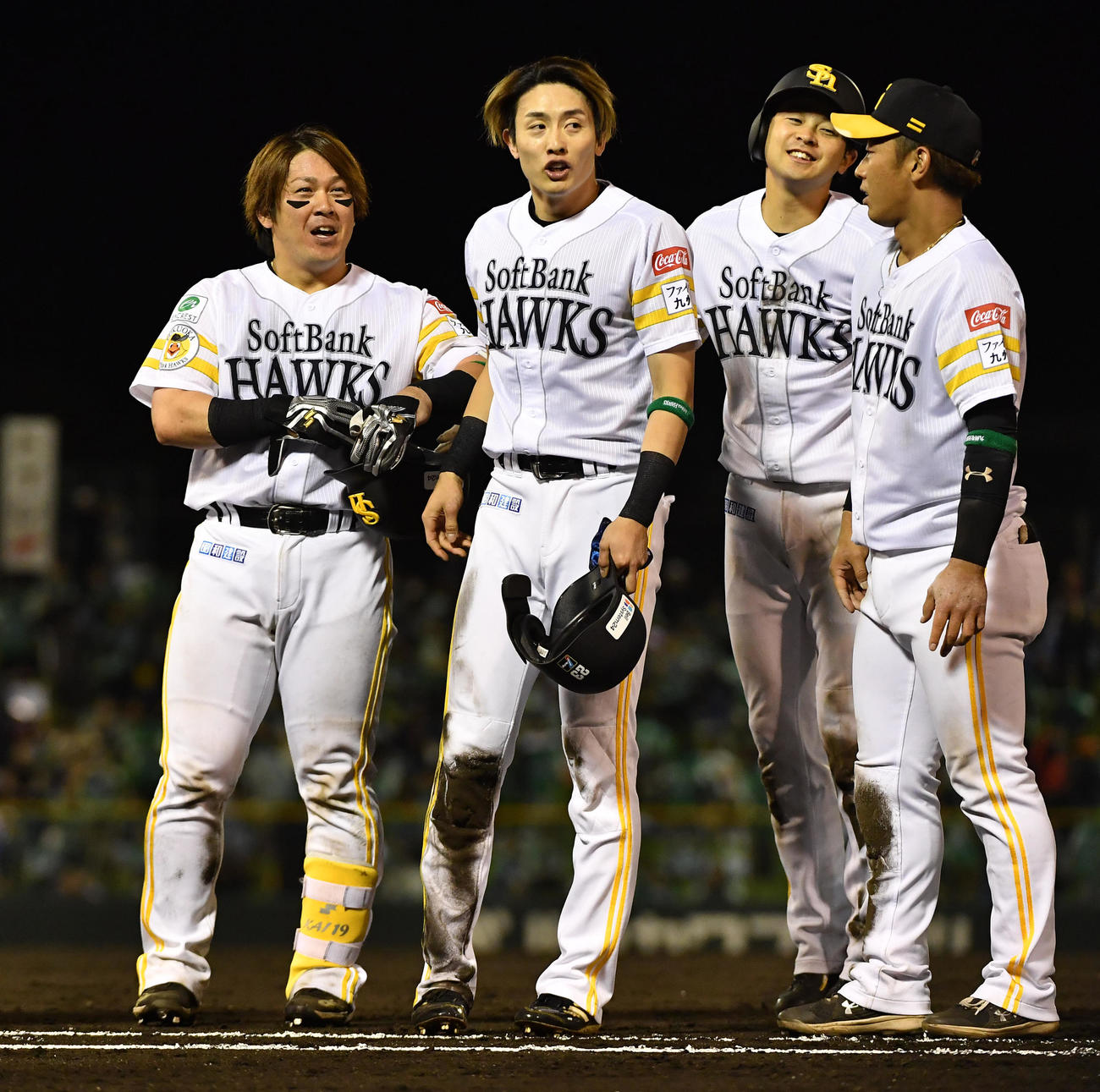 23年5月、ソフトバンク対日本ハム　9回裏ソフトバンク1死二塁、甲斐（左）の遊撃内野安打でサヨナラのホームを踏んだ周東