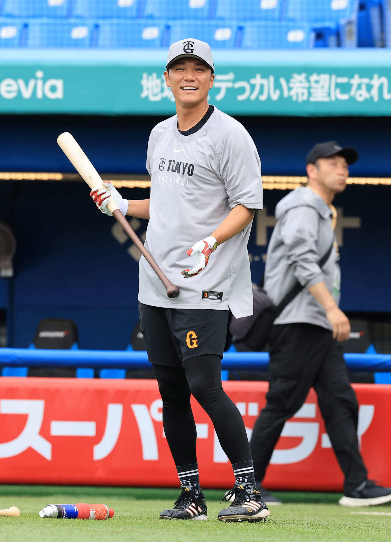 練習中、笑顔を見せる巨人坂本勇人（2025年5月10日撮影）