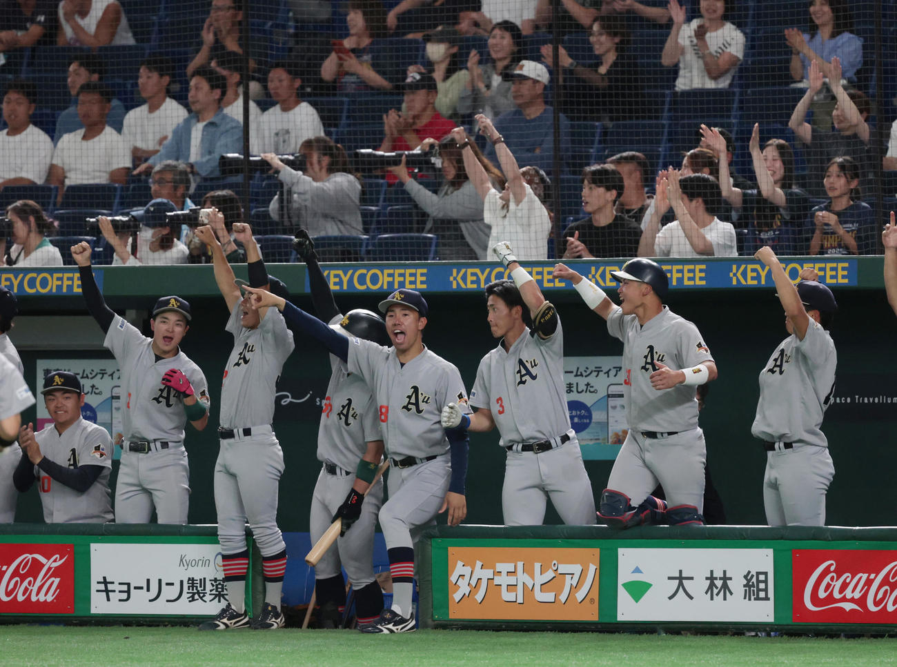 東海大対青森大　9回表青森大1死一、三塁、土方の右前適時打に喜ぶ青森大ナイン（撮影・柴田隆二）