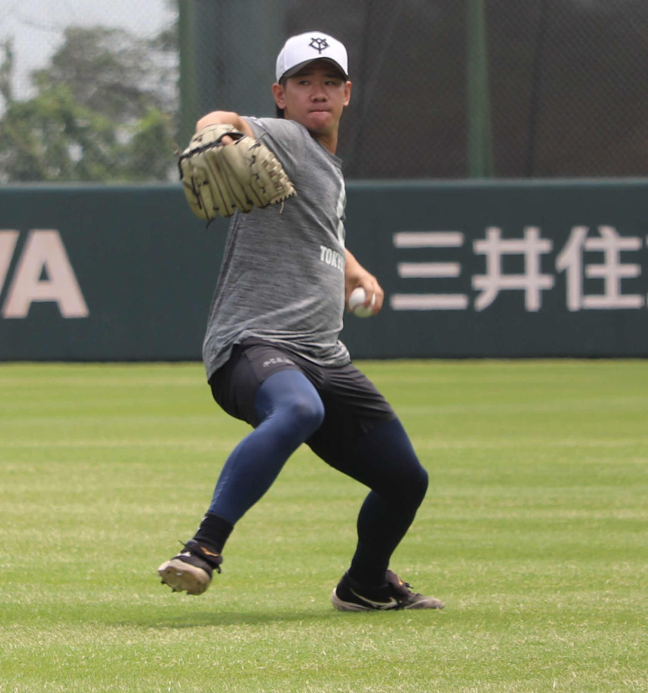 川崎市・ジャイアンツ球場での投手練習でキャッチボールを行う巨人井上