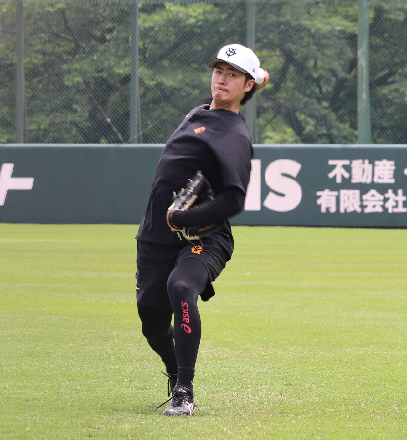 川崎市・ジャイアンツ球場での投手練習でキャッチボールを行う巨人西舘