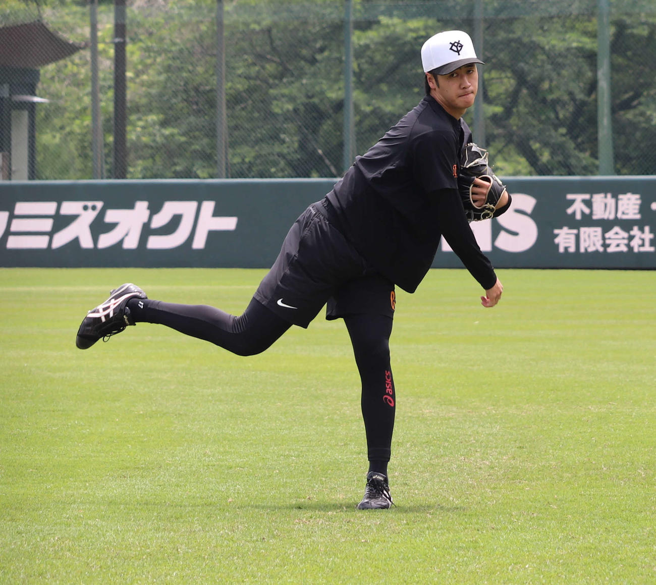 川崎市・ジャイアンツ球場での投手練習でキャッチボールを行う巨人西舘