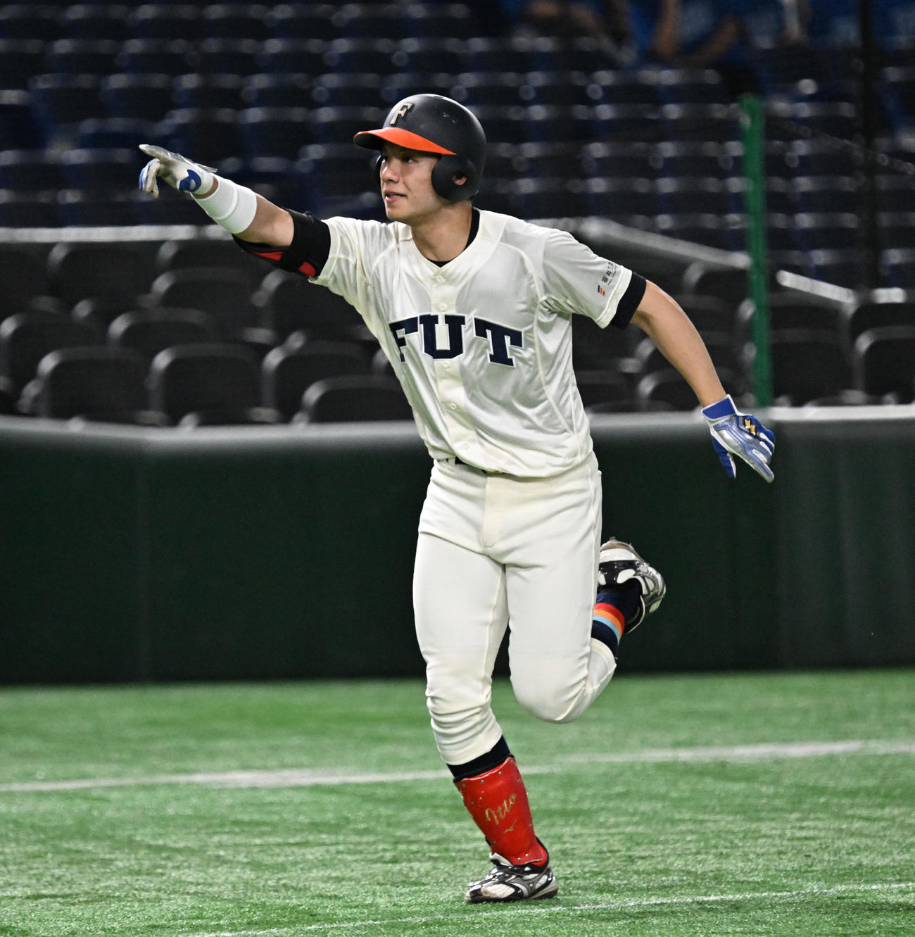 全日本大学野球選手権　近大工対福井工大　9回裏福井工大2死一塁、サヨナラ本塁打を放ち本塁に向かう高松（撮影・千葉一成）