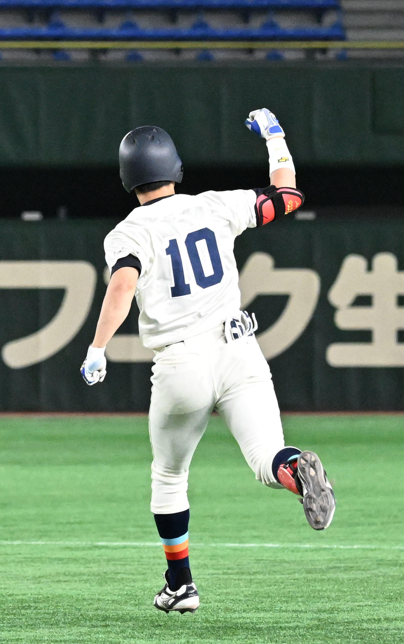 全日本大学野球選手権　近大工対福井工大　9回裏福井工大2死一塁、右越えにサヨナラ本塁打を放ちガッツポーズでダイヤモンドを回る高松（撮影・千葉一成）