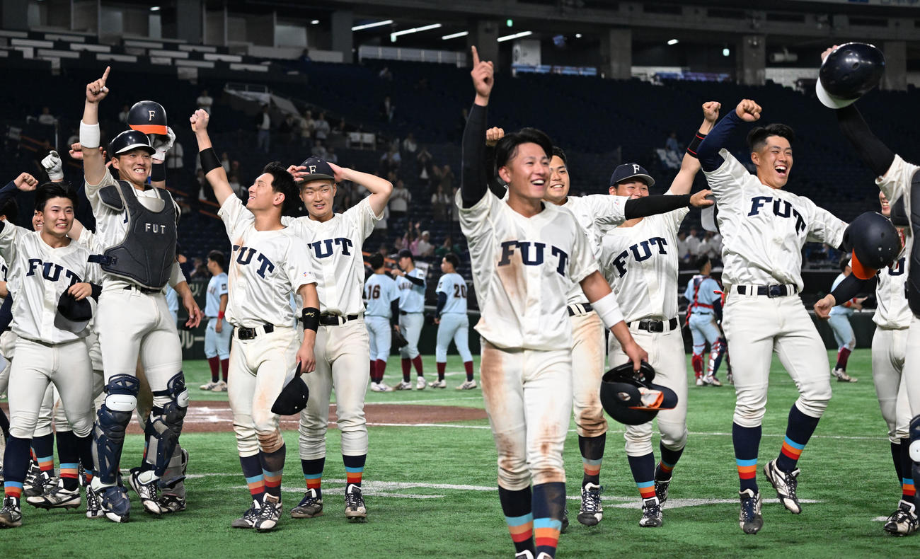 全日本大学野球選手権　近大工対福井工大　9回裏福井工大2死一塁、高松のサヨナラ本塁打で勝利し、応援スタンドに向かって喜ぶナイン（撮影・千葉一成）