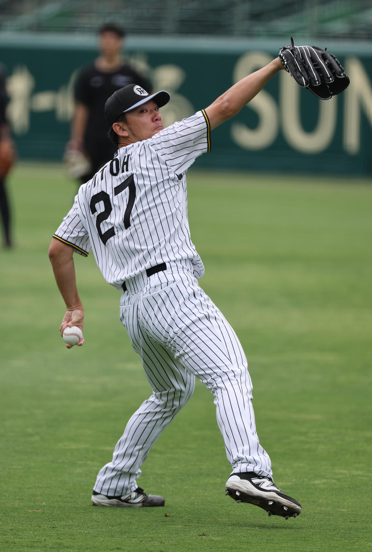 キャッチボールで調整する阪神伊藤将（撮影・西尾就之）