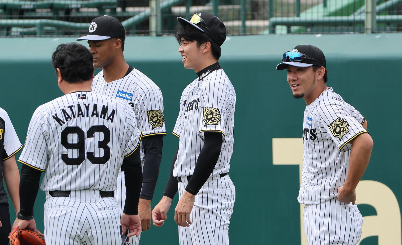 投手練習で明るい表情を見せる阪神伊藤将（右）（撮影・西尾就之）