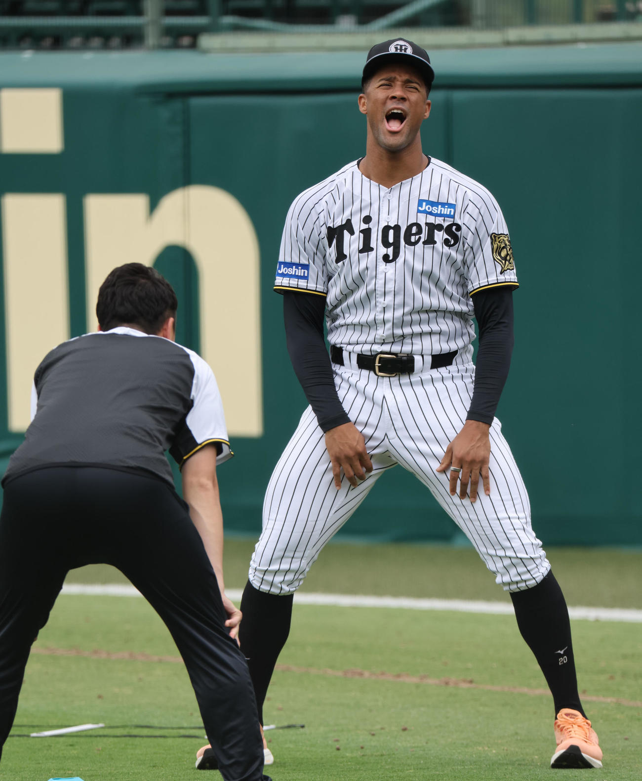 練習中、おどけた様子を見せる阪神デュプランティエ（撮影・西尾就之）