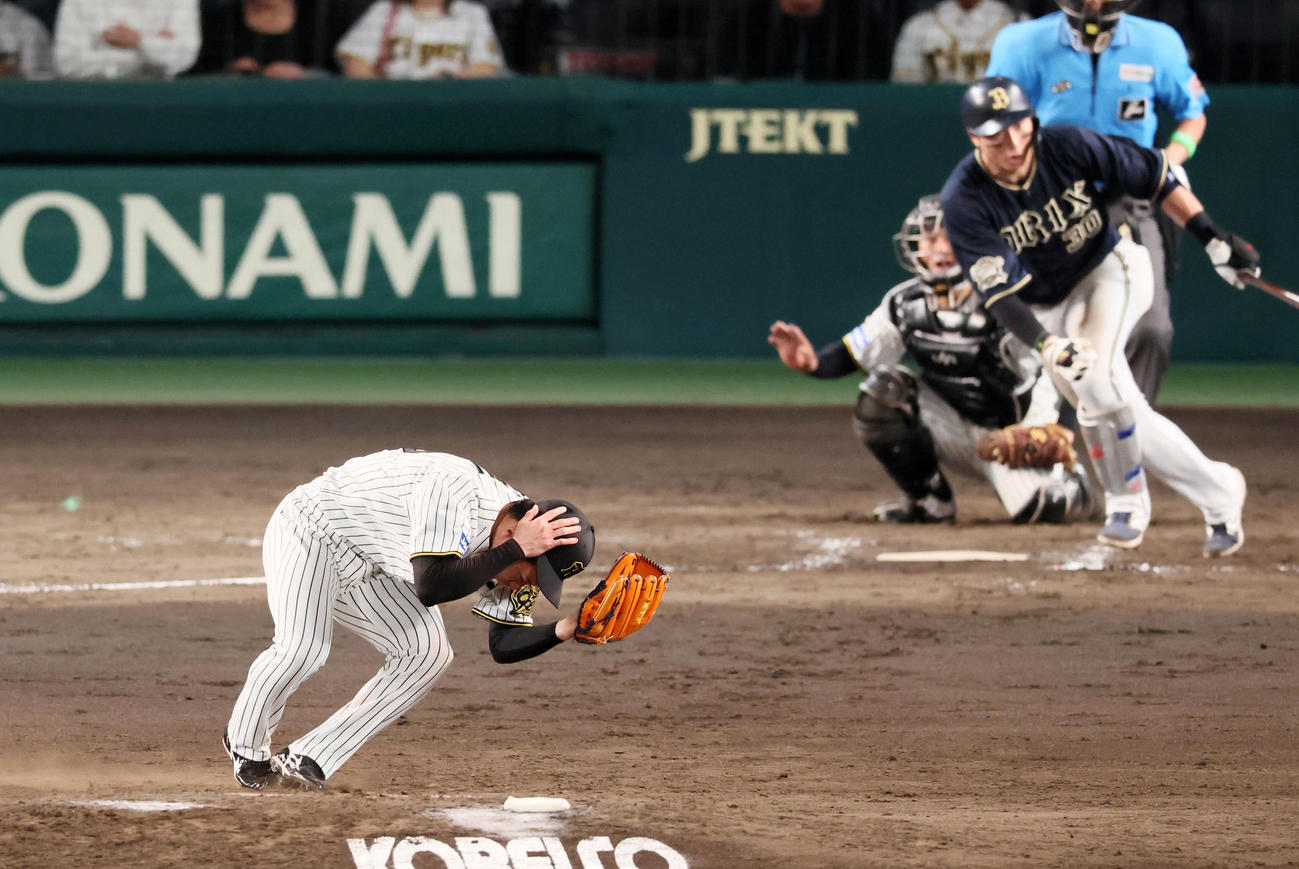 6日、オリックス戦で頭部に打球を受け倒れる石井大智