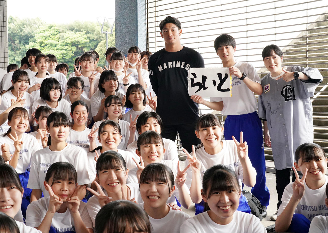 習志野吹奏楽部のみんなと笑顔で写真に納まるロッテ池田来翔（2023年6月23日撮影）