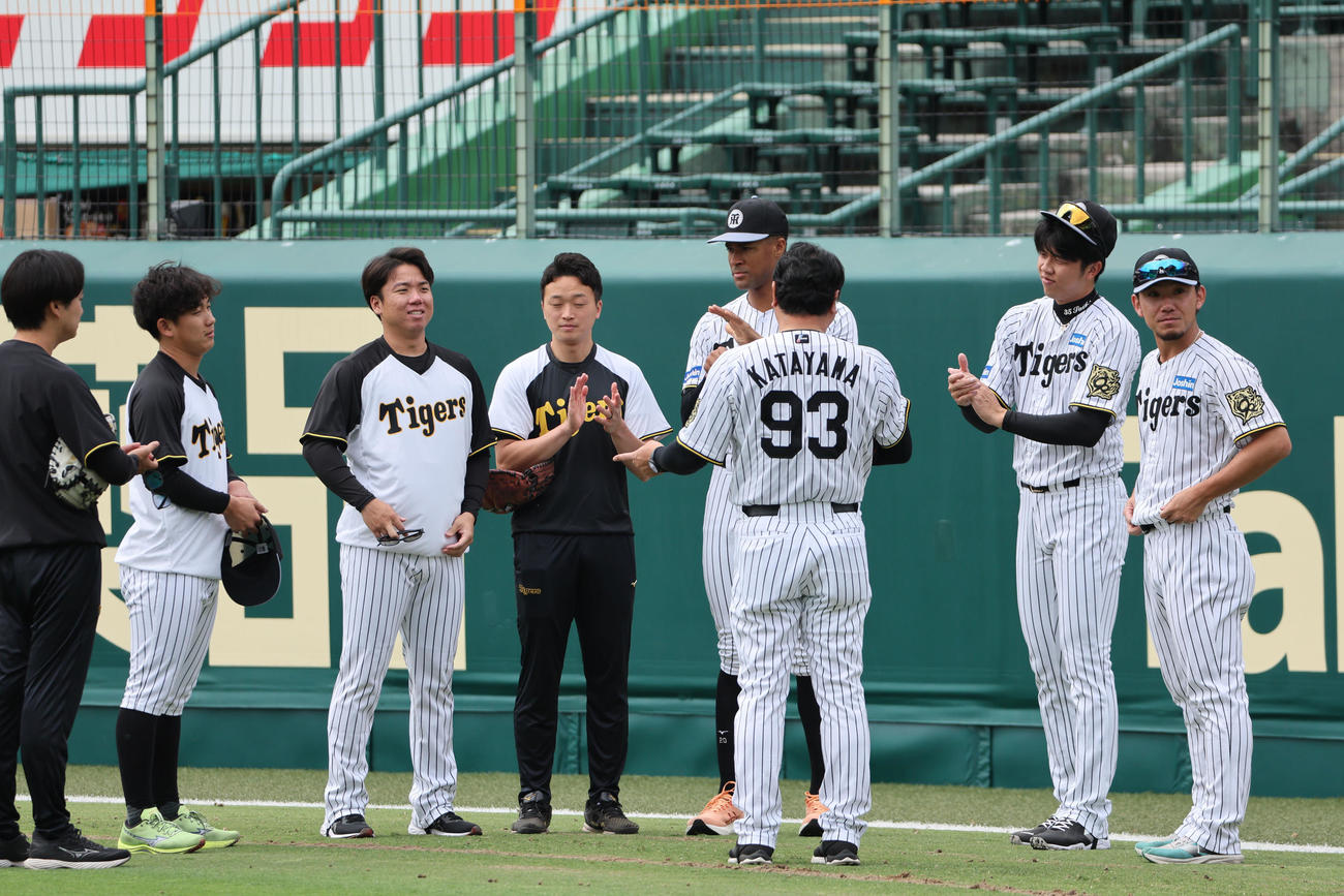 阪神の投手練習に参加した（右から）伊藤将、才木、デュプランティエ、1人おいて村上、伊原（撮影・西尾就之）