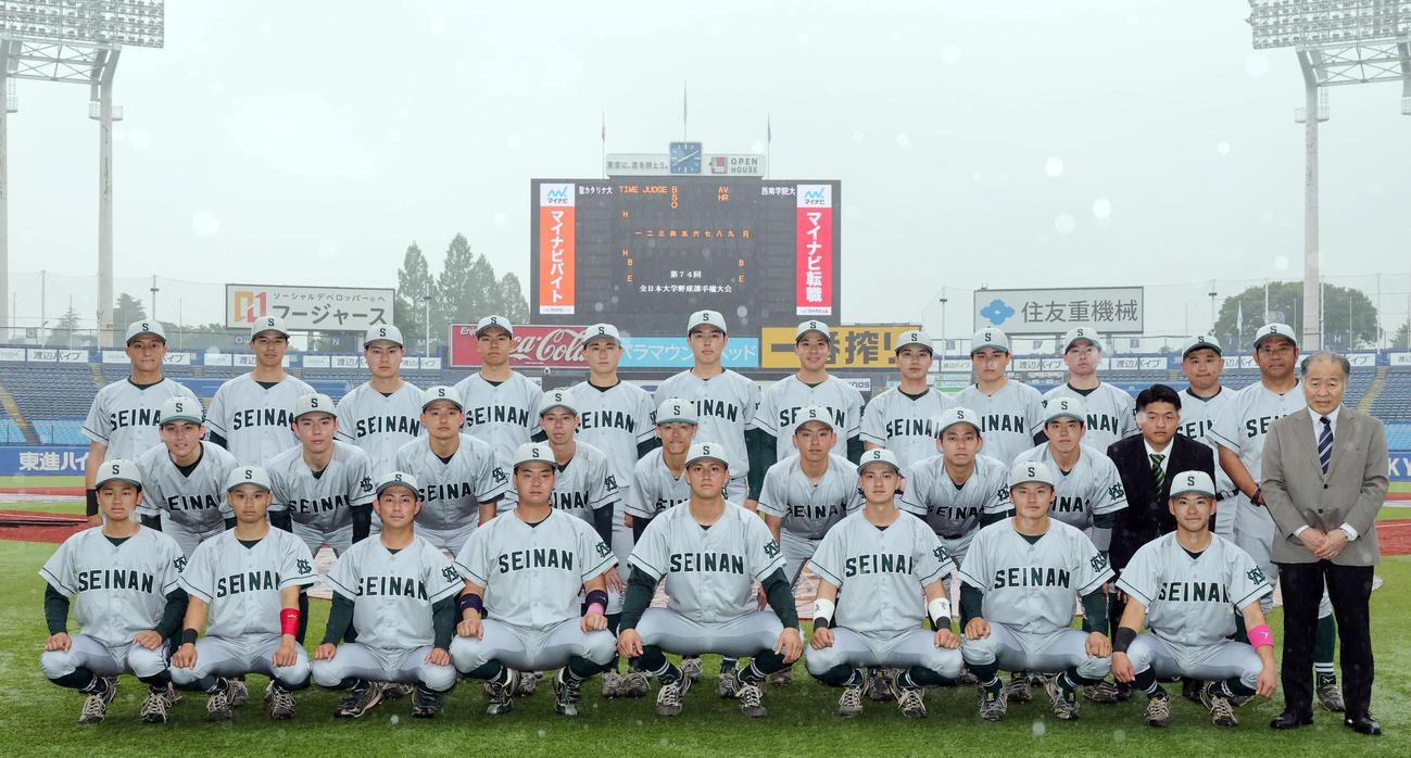 西南学院大対聖カタリナ大　西南学院大の集合写真（撮影・野上伸悟）