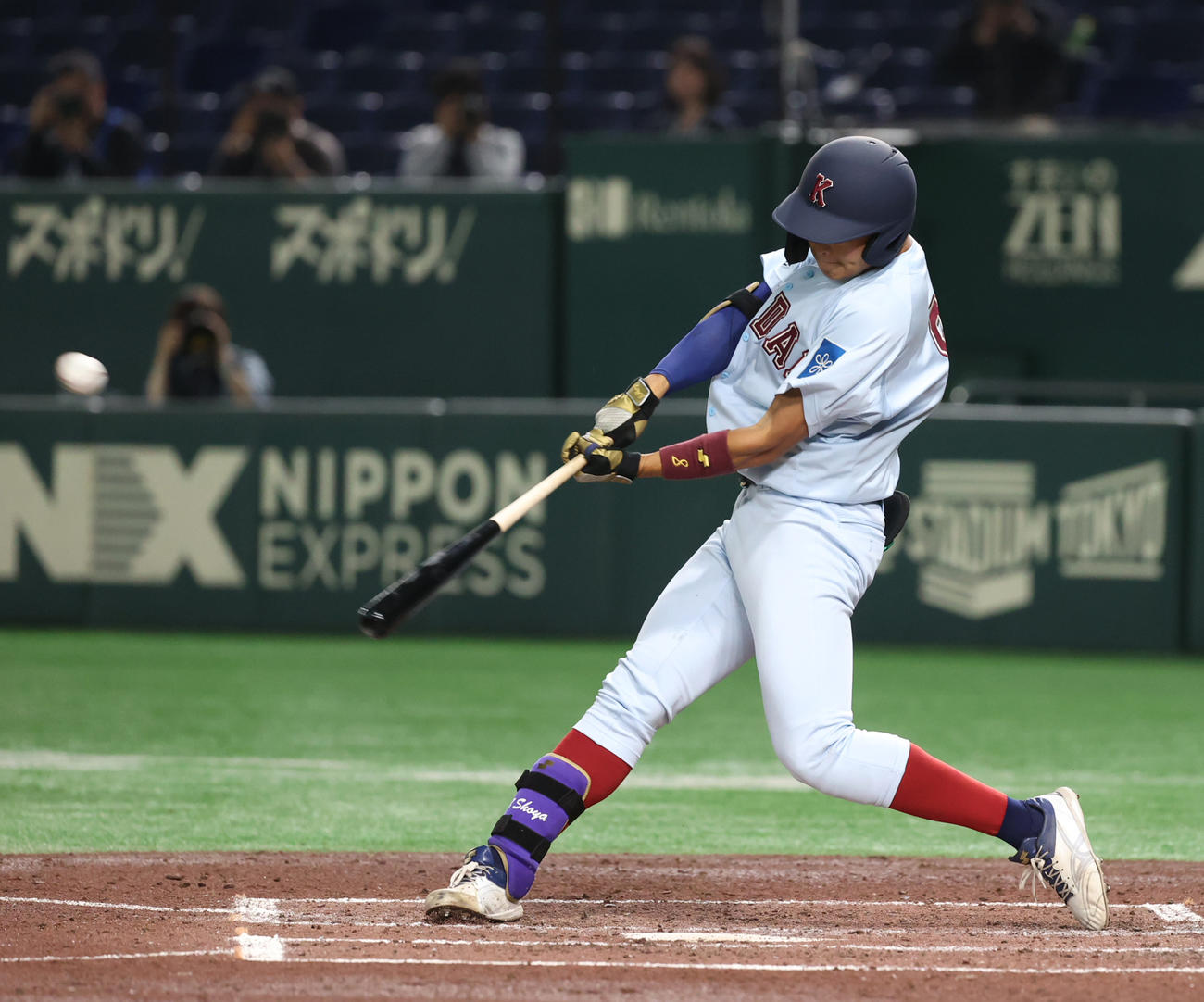 神奈川大対近大　2回裏近大2死満塁、阪上は中越えに走者一掃の適時二塁打を放つ（撮影・柴田隆二）