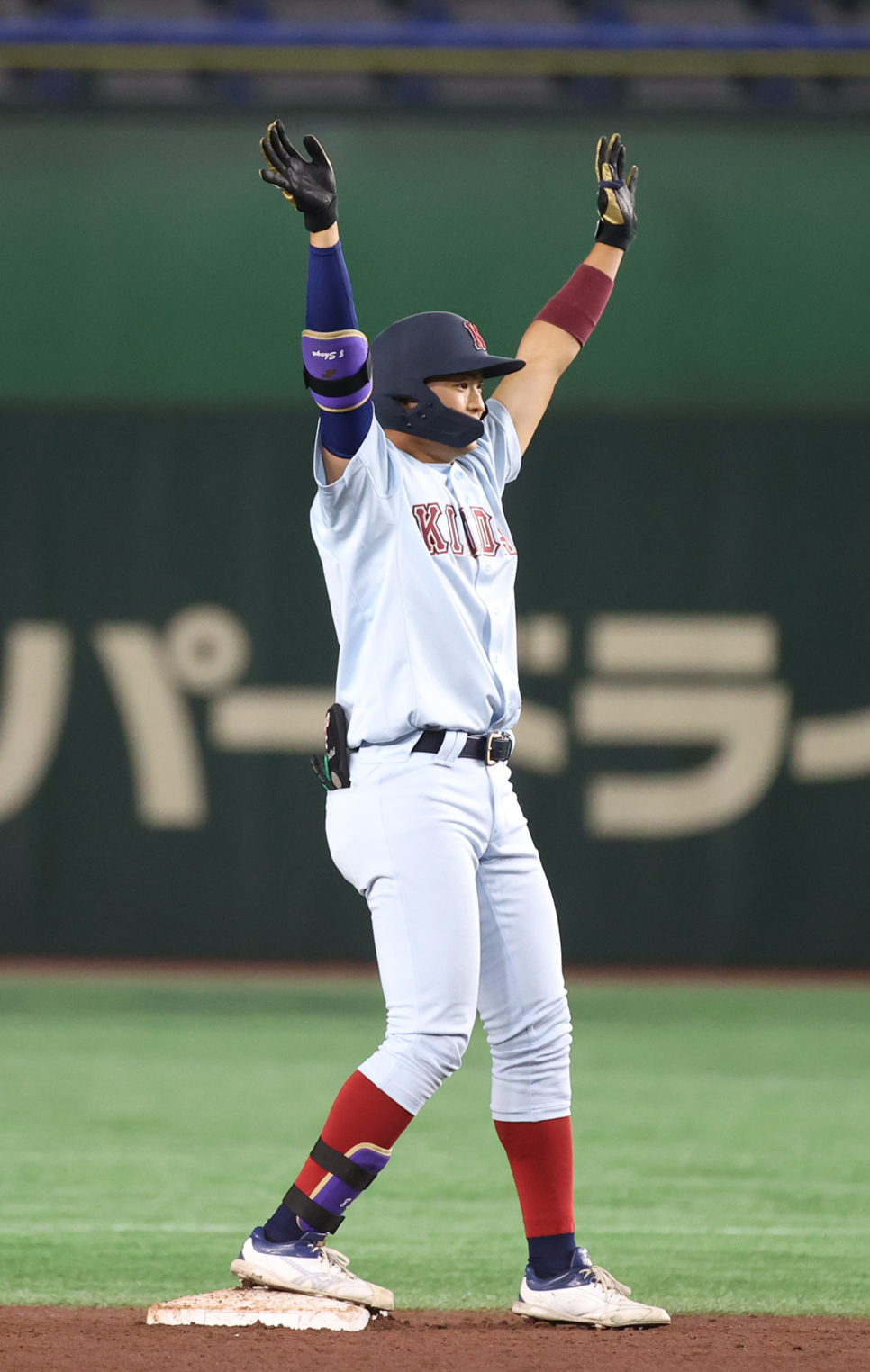 神奈川大対近大　2回裏近大2死満塁、阪上は中越えに走者一掃の適時二塁打を放ちガッツポーズする（撮影・柴田隆二）